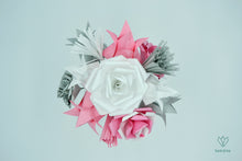 Charger l&#39;image dans la galerie, Bouquet de fleurs blanches, roses et grises en origami
