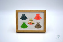 Charger l&#39;image dans la galerie, Cadre avec 5 robes rétros en papier origami

