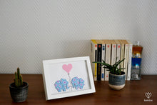 Charger l&#39;image dans la galerie, Duo d&#39;éléphants bleu et rose et cœur rose en papier origami dans un cadre blanc
