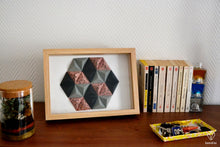 Charger l&#39;image dans la galerie, Cadre en papier origami composé de petites pyramides roses, noires et grises, formant un hexagone
