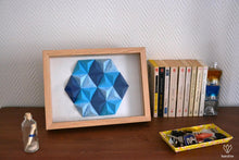 Charger l&#39;image dans la galerie, Cadre en papier origami composé de petites pyramides bleues, formant un hexagone
