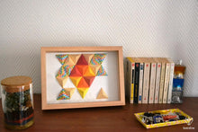 Charger l&#39;image dans la galerie, Pyramides multicolores en papier origami
