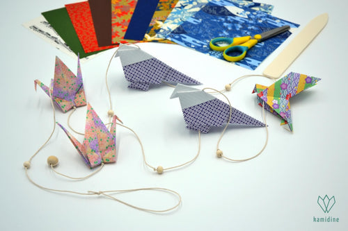 Guirlande en papier origami avec 2 moineaux, 2 grues et une colombe