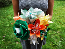 Charger l&#39;image dans la galerie, Bouquet de fleurs vertes, oranges, jaunes et blanches en origami
