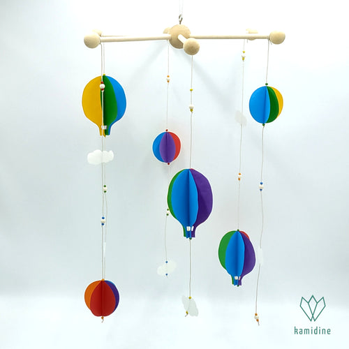 Mobile bébé composé de 3 montgolfières, 3 ballons et 6 nuages en papier