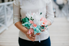 Charger l&#39;image dans la galerie, Femme tenant un bouquet origami aux tons pastels
